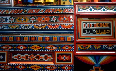 Carrosserie, een kenmerkende volkskunst van Pakistan, heeft de dorpsstraten, stadsstraten en langeafstandssnelwegen veranderd in een nationale galerij zonder muren, een vrije vorm, caleidoscopische tentoonstelling in voortdurende beweging. De overgrote mee